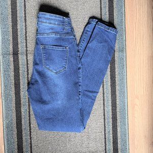 JUNIORS - sz 2 Fashion Nova skinny leg, stretch jeans dark wash, junior